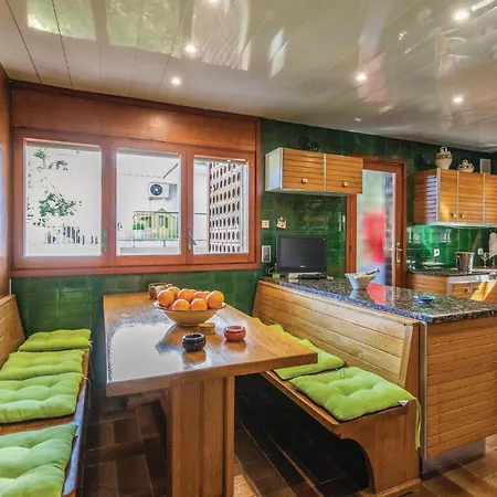 Five-bedroom Holiday In * Lloret de Mar